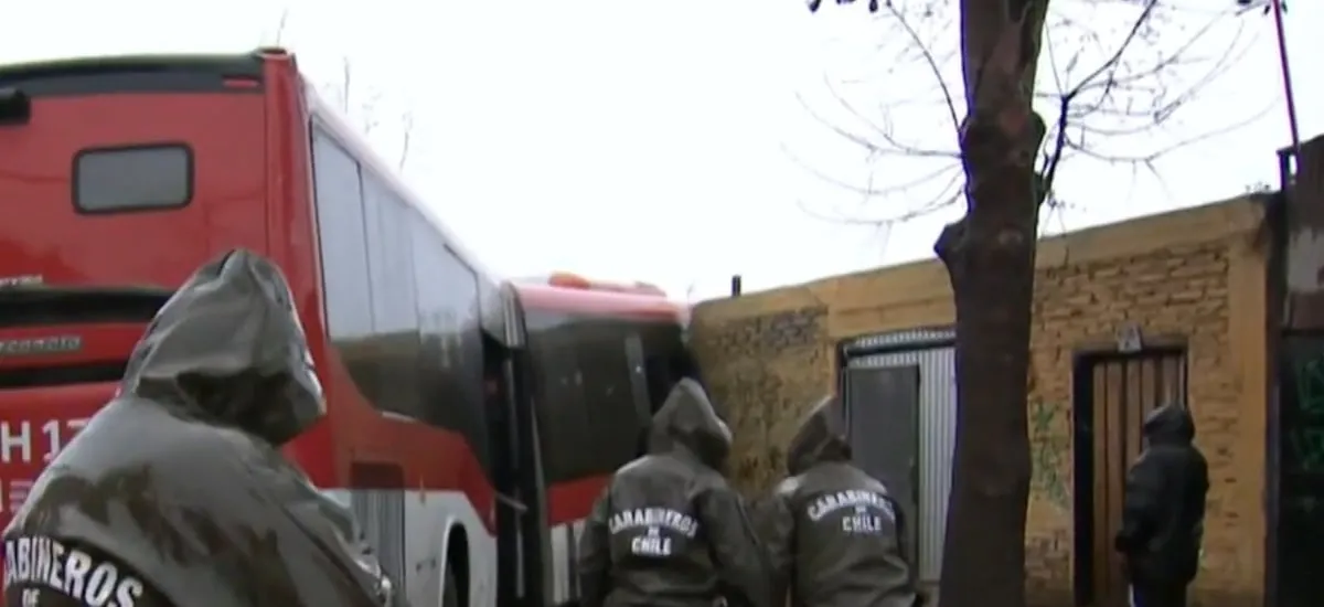 Dueño de casa, conductor y un pasajero lesionados: bus oruga del transporte público choca contra domicilio en Cerro Navia