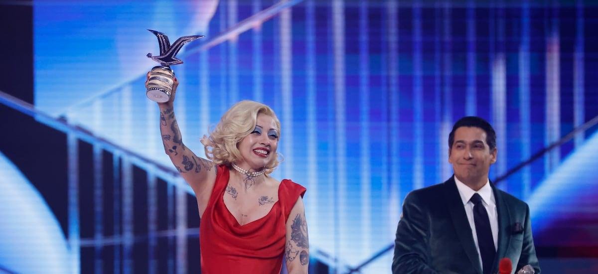 ¡Se lo merece! Mon Laferte recibe la Gaviota de Platino en Viña
