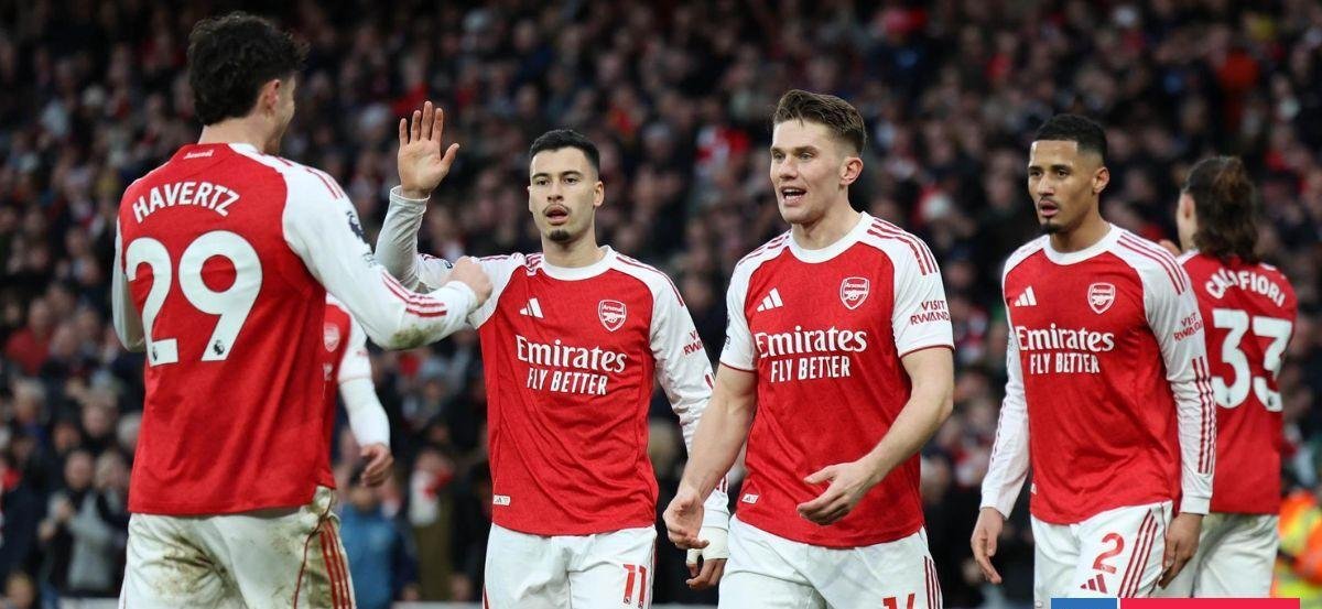 Arsenal goleó al difícil Sunderland y mantiene su ventaja en la cima de la Premier League