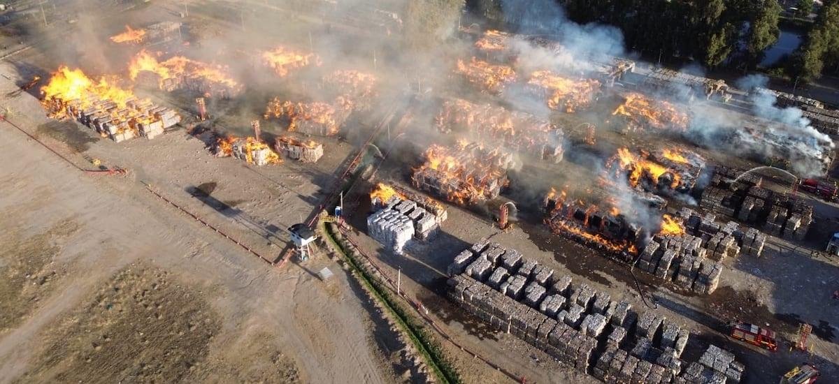 Incendio en planta industrial de CMPC en Puente Alto moviliza a múltiples compañías de Bomberos
