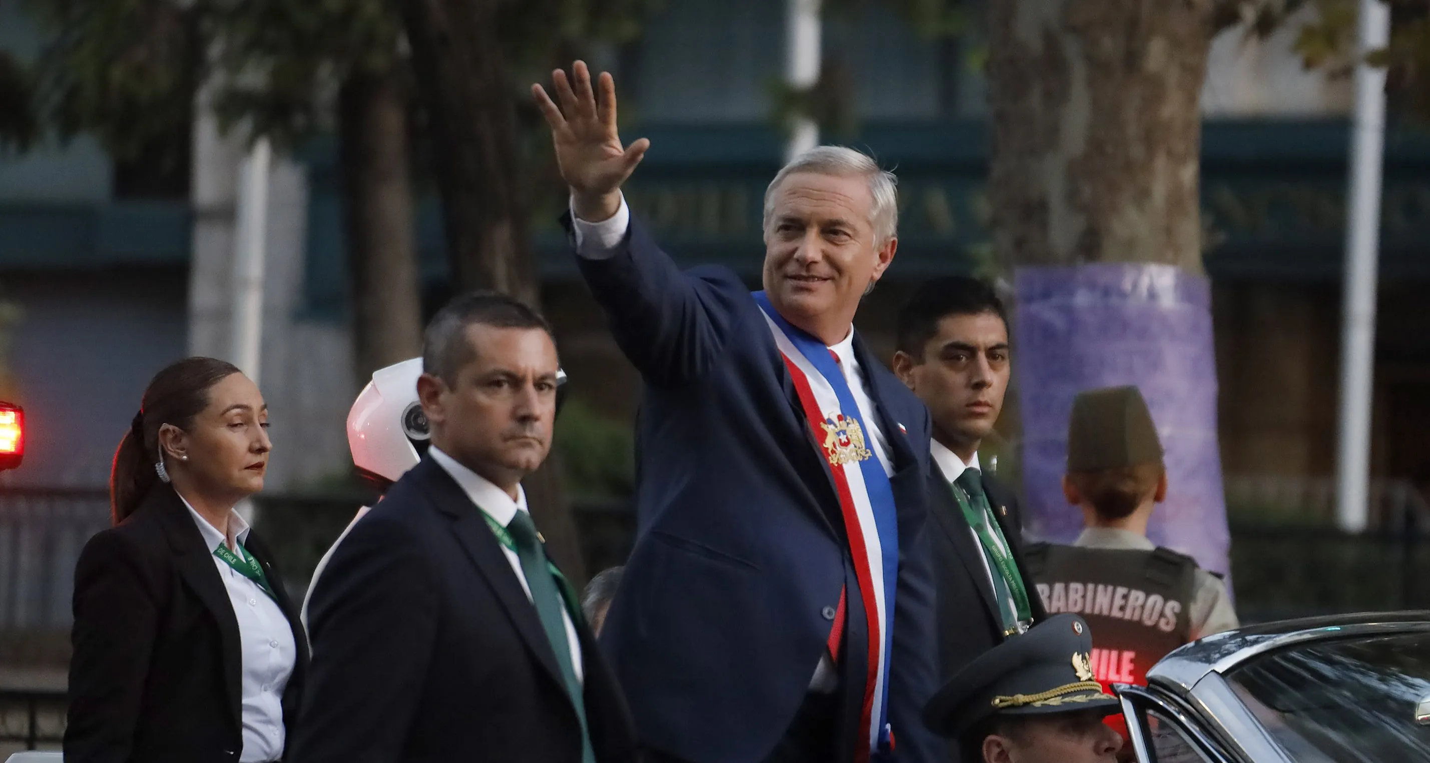 Así fue la llegada del Presidente José Antonio Kast al Palacio La Moneda en el histórico Ford Galaxie