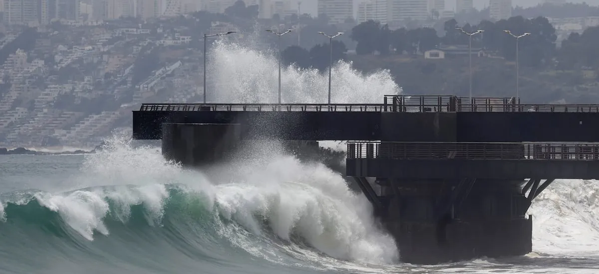 Armada emite aviso de marejadas entre el Golfo de Penas y Los Vilos por paso de sistema frontal