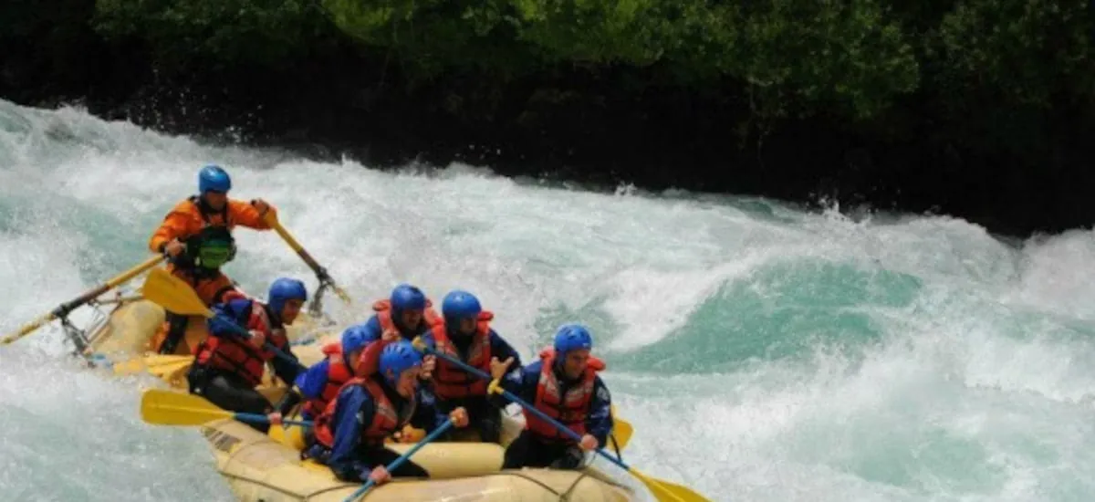 Tragedia en Pucón: un estudiante fallecido y otros tres heridos tras volcamiento de balsa mientras hacían rafting en el río Liucura