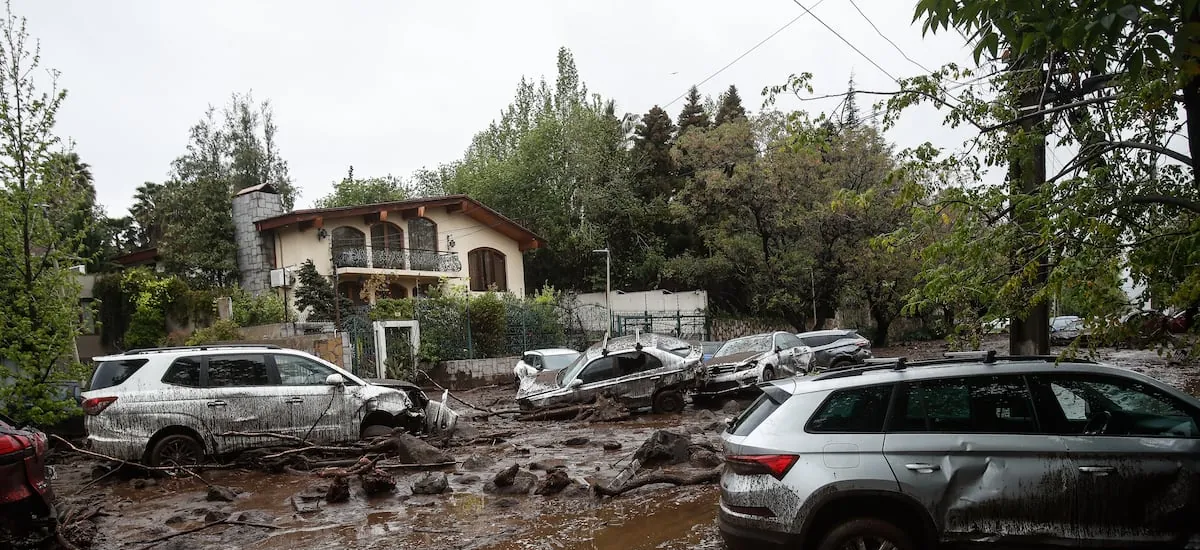 Las Condes prepara restricciones: alcaldesa suspende voluntariado municipal