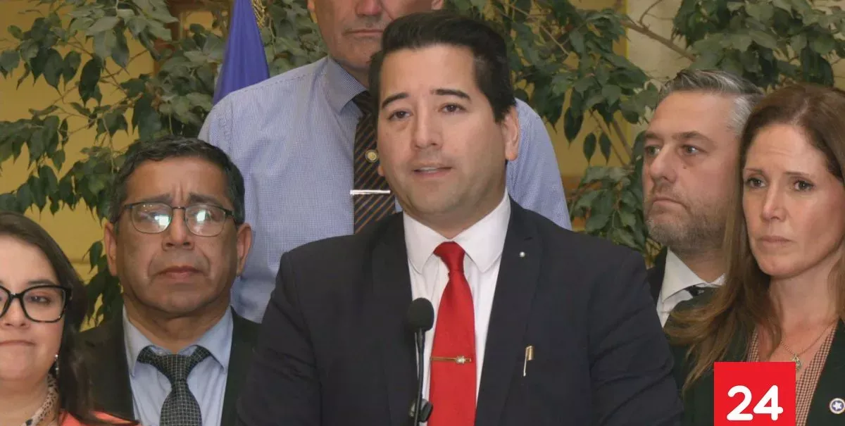 Diputado Olivares desmiente a testigos: "Viene una persona que tiene antecedentes penales (...) me golpea maleteramente"