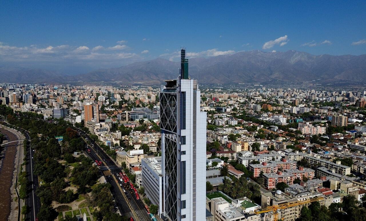 Telefónica se despide de Chile tras 35 años en el país: Filial se vendió a dos holdings por US$1.215 millones