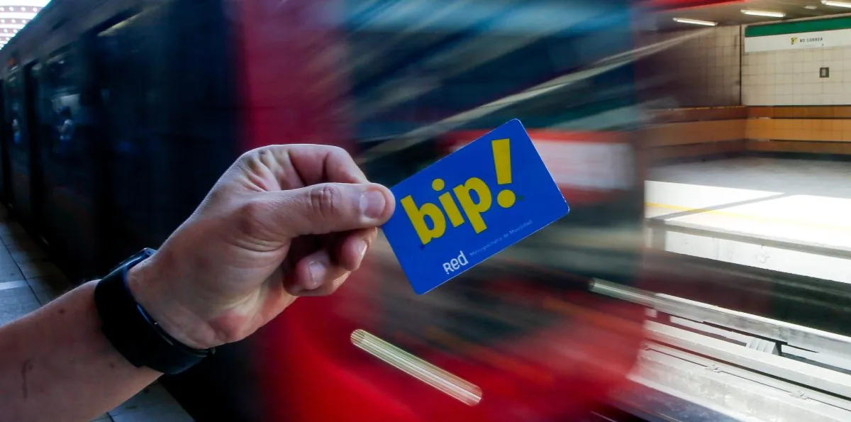 Juan Maestro celebra la Noche de San Juan con una tarjeta Bip! de colección y regalará mil sándwiches en Metro de Santiago
