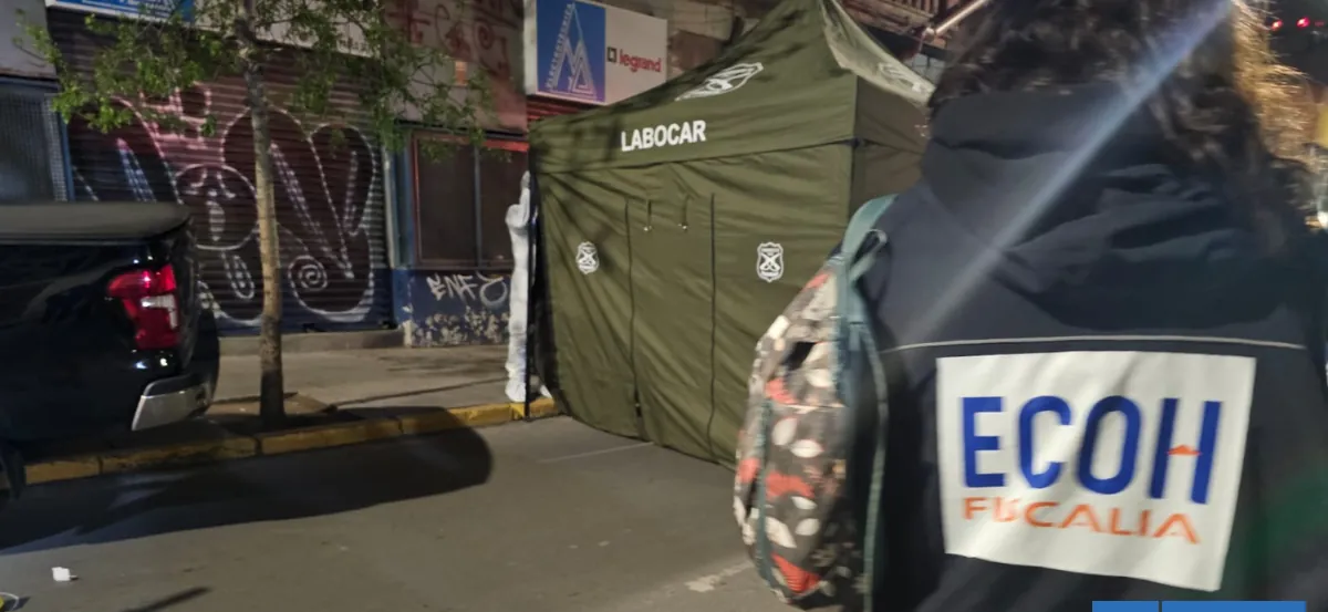 Asesinan a tiros a ciudadano peruano en el centro de Santiago: atacantes en moto se dieron a la fuga