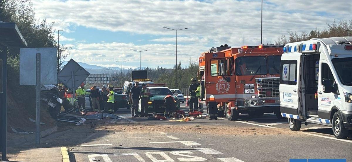 Al menos dos muertos deja choque de vehículo con ladera de cerro en Ruta 68 hacia Valparaíso