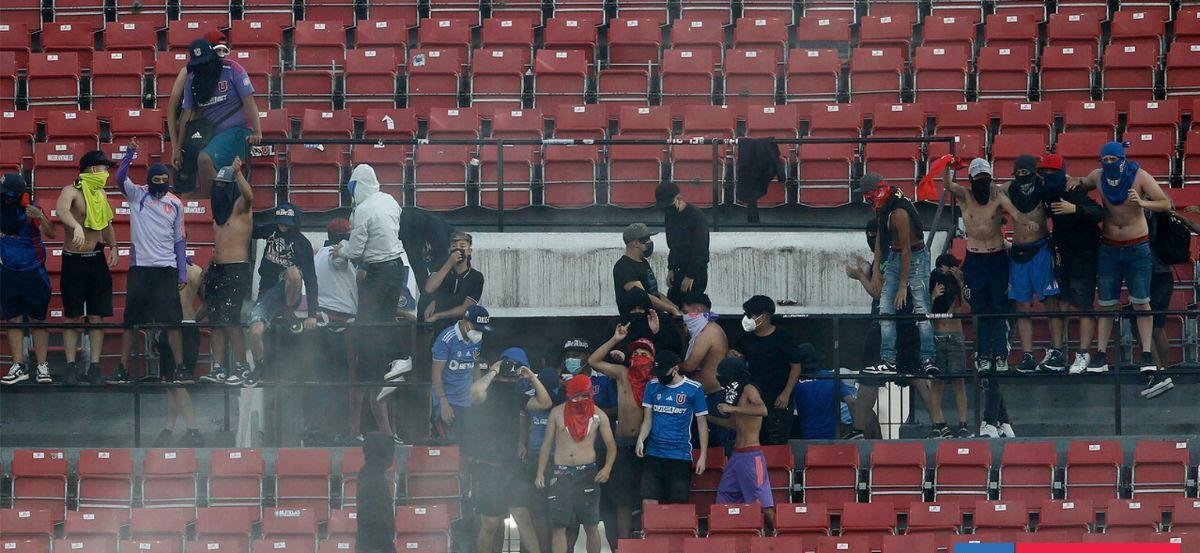 Intentaron invadir la cancha: barristas de La U provocan desmanes antes y durante el duelo ante Audax