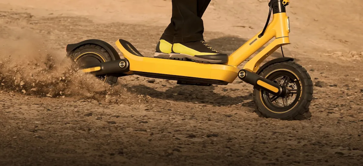 Un scooter eléctrico con neumáticos todoterreno y hasta 75 km de autonomía: así es el Xiaomi 6 Ultra
