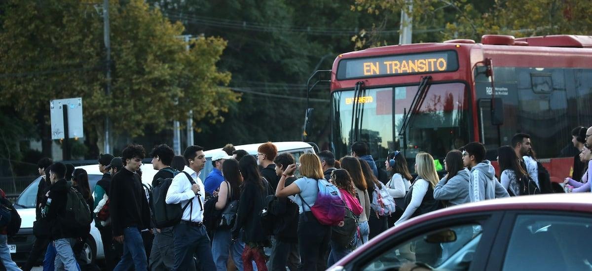 Monitoreo en 39 puntos de Santiago y programación de semáforos: medidas del MOP y MTT para enfrentar el “súper lunes”