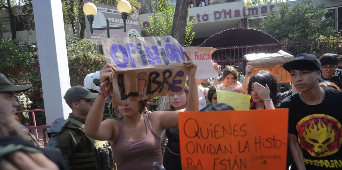 Sichel y protesta de estudiantes contra Kast en liceo D'Halmar: "Escuchemos al que se esfuerza"