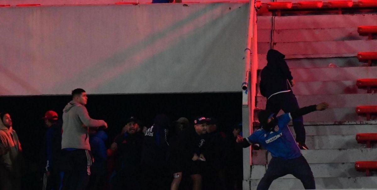 Lanzamiento de objetos, riñas, fuerte multa económica: los cargos que Conmebol imputa a la U tras incidentes en Argentina