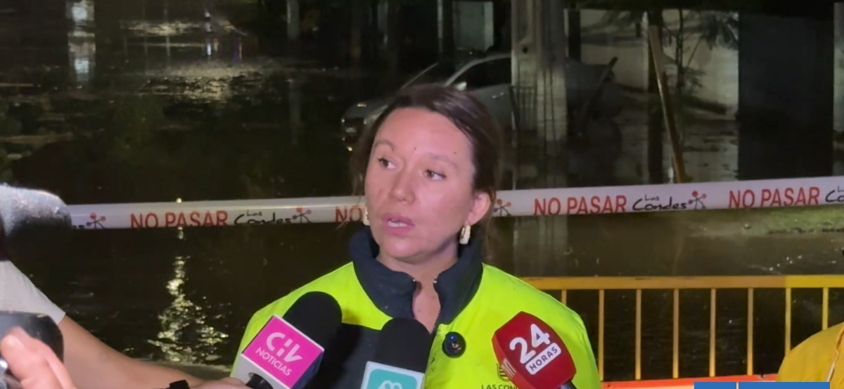Viviendas anegadas en Las Condes tras desborde de canal en sector de San Carlos de Apoquindo