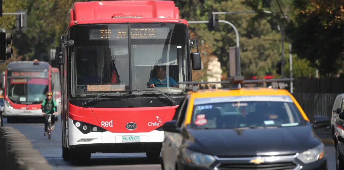 Mujer fallece tras ser atropellada por bus RED en Santiago Centro: Conductor quedó detenido