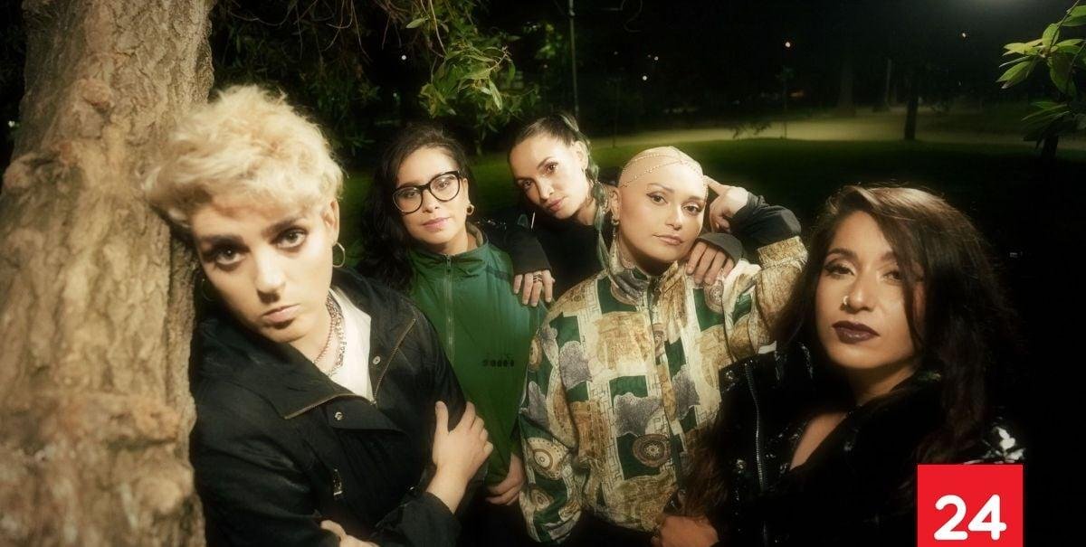 El fenómeno de Amanitas, la poderosa banda de cinco mujeres que cantan, tocan y redefinen la escena musical chilena