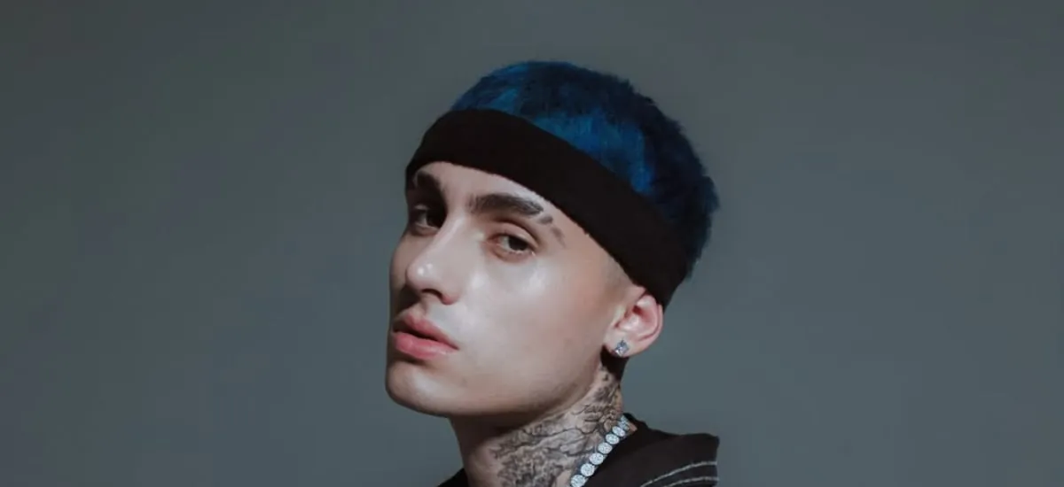 Las reggaetoneras aventuras de Benja Valencia: el revival del reggaetón old school, abrir Lollapalooza 2026 y lesionarse la mano por andar peleando corte Street Fighter