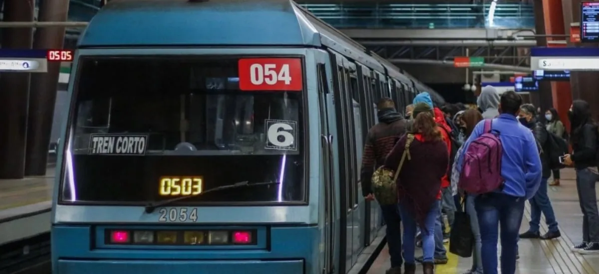 Metro de Santiago restablece servicio en Línea 4 tras cerrar cinco estaciones por persona en las vías