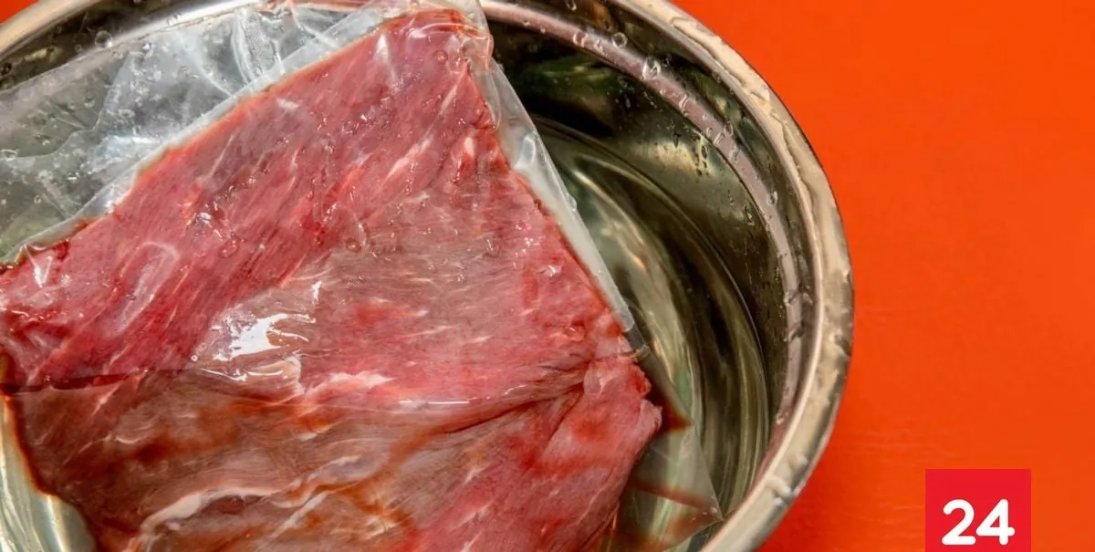 El simple error al descongelar carne que podría provocarte una intoxicación