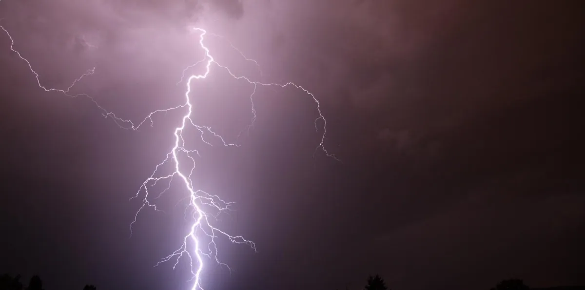"Inestabilidad post frontal": Emiten aviso de tormentas eléctricas para sectores de tres regiones