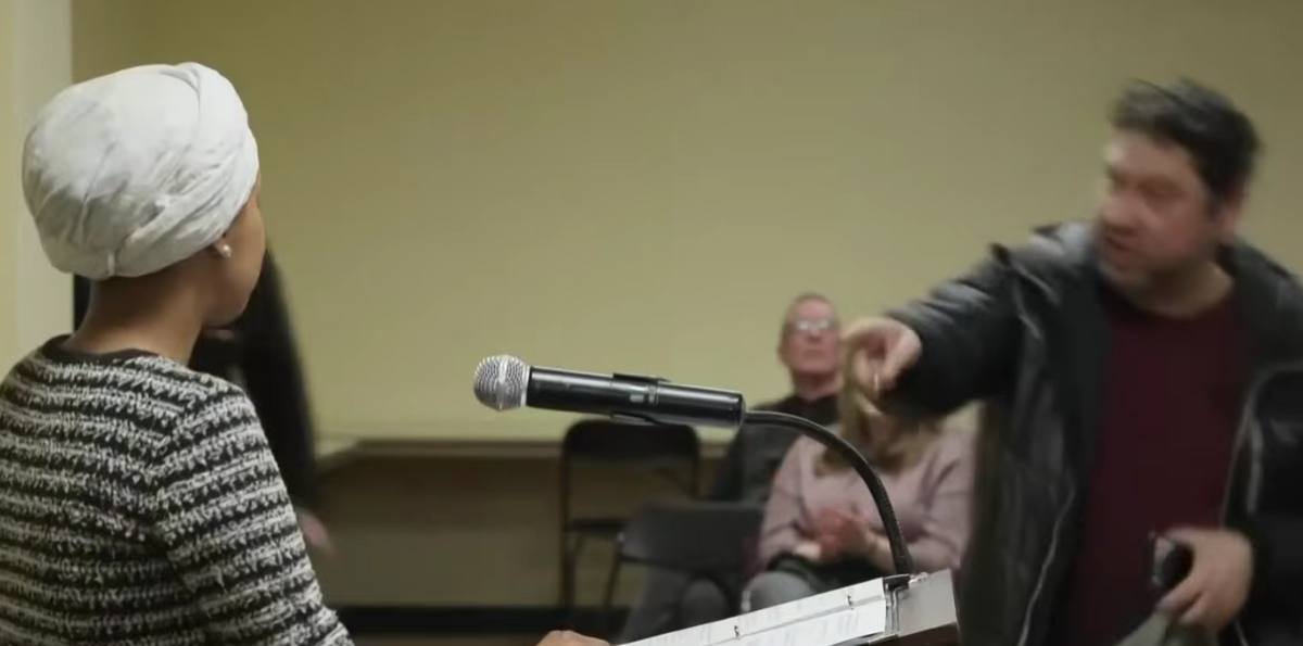 Un hombre roció con líquido a congresista demócrata en un mítin en Mineápolis