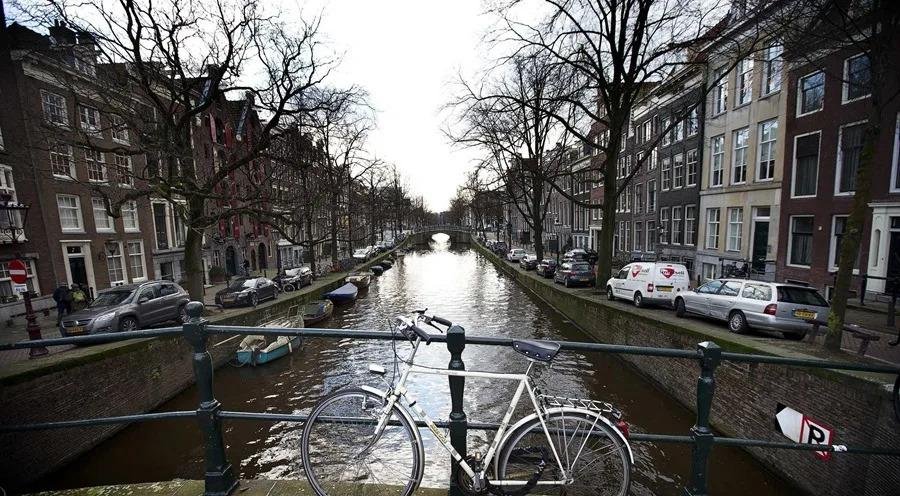 Ámsterdam prohibirá la publicidad de carne y combustibles fósiles en el espacio público