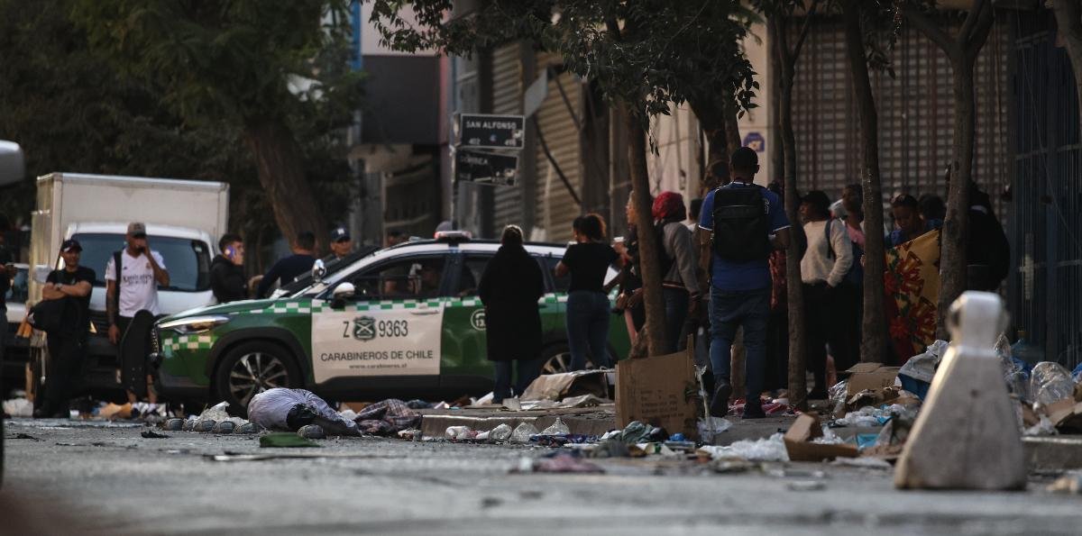 Violentos enfrentamientos entre Carabineros y "toldos azules" en medio de operativo en Meiggs