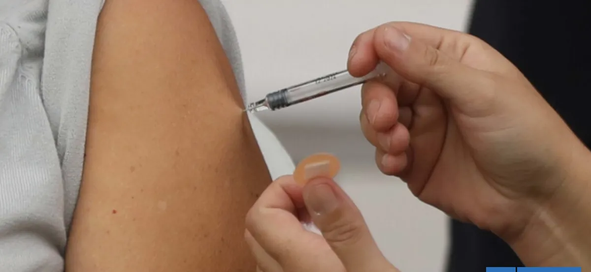 A días de las vacaciones de invierno: Alertan por peak de virus respiratorios e instan a vacunarse