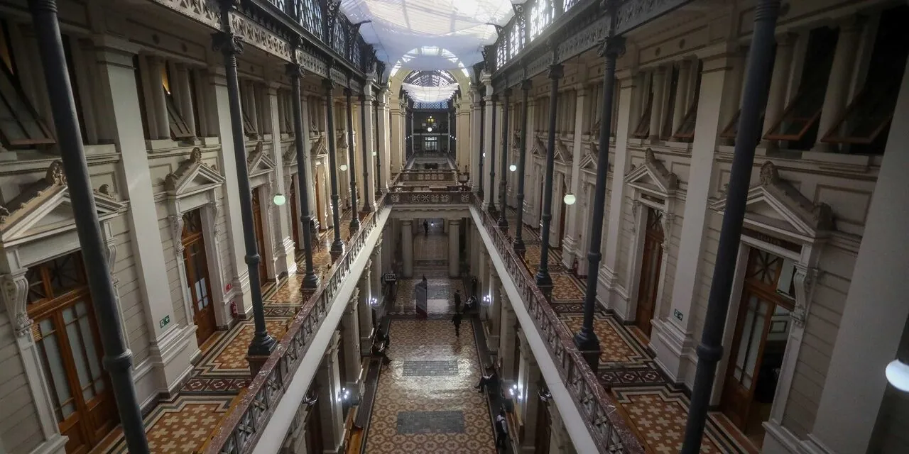 Portazo a la nieta de Augusto Pinochet: Justicia rechaza demanda de restitución de tierras en comunidad indígena de Puyehue