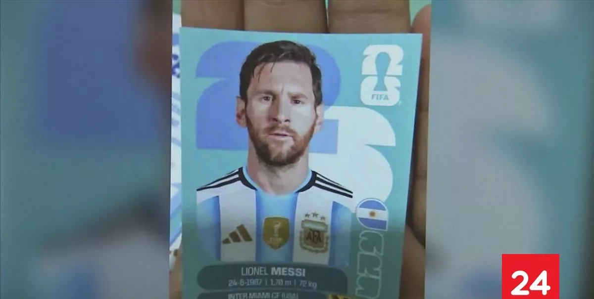 “Por lo menos acá lo pillamos barato”: falta de stock desata locura argentina en Chile por álbum del Mundial