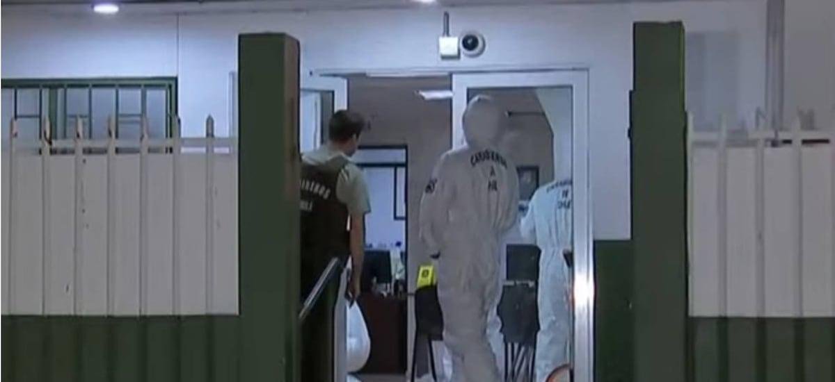 Tenía “fuerza desmedida”: extranjero se enfrentó a tres carabineros en comisaría, arrebató un arma y disparó dos veces