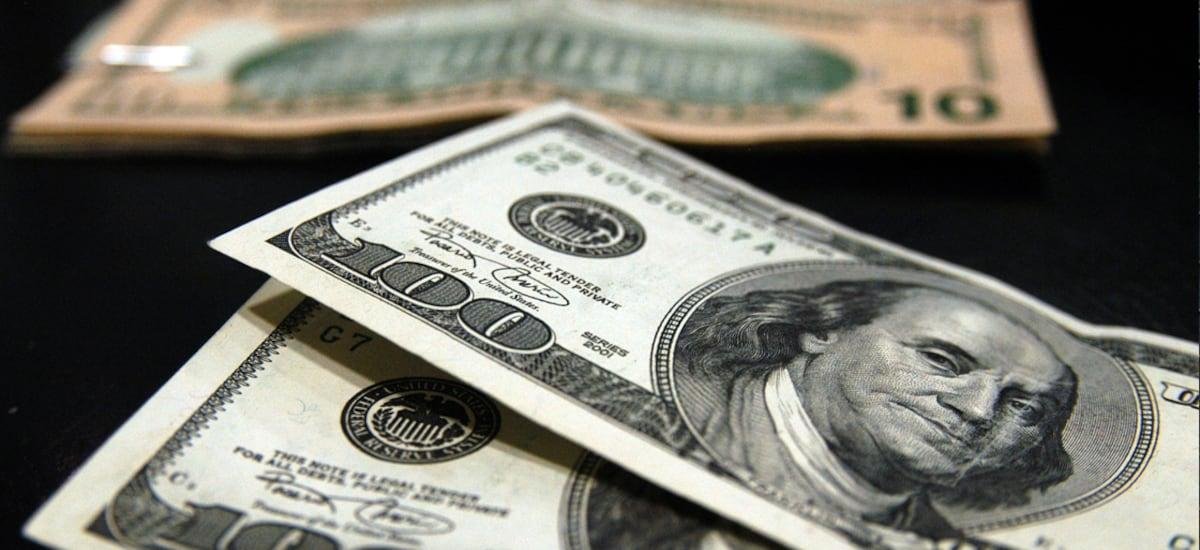 Dólar cae más de $10 ante inflación estable en Chile y avance del cobre