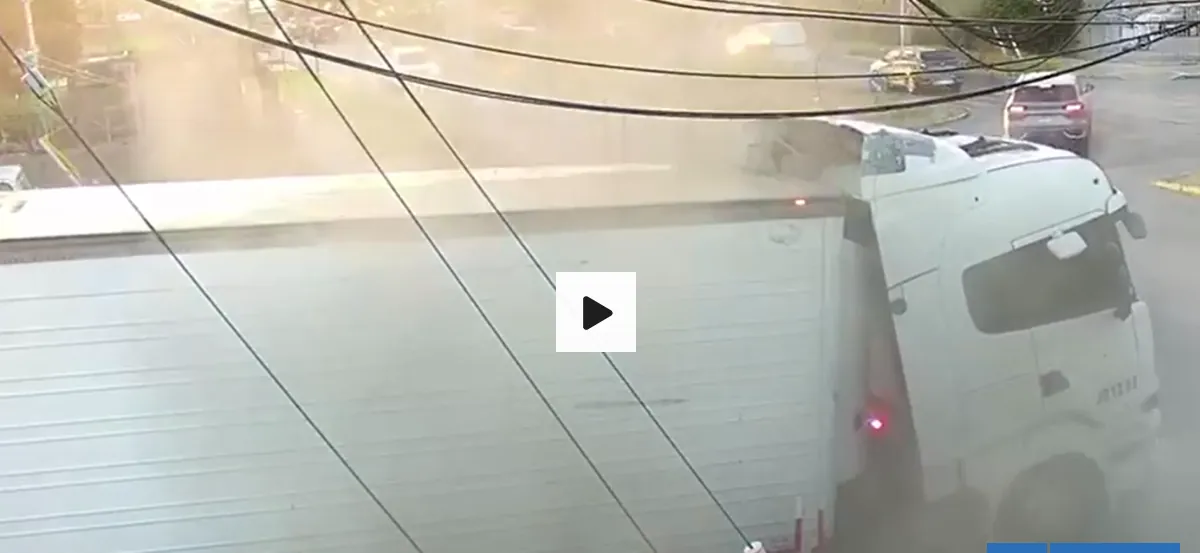 VIDEO | Captan momento exacto de la caída de camión con toneladas de queso en socavón de Renca