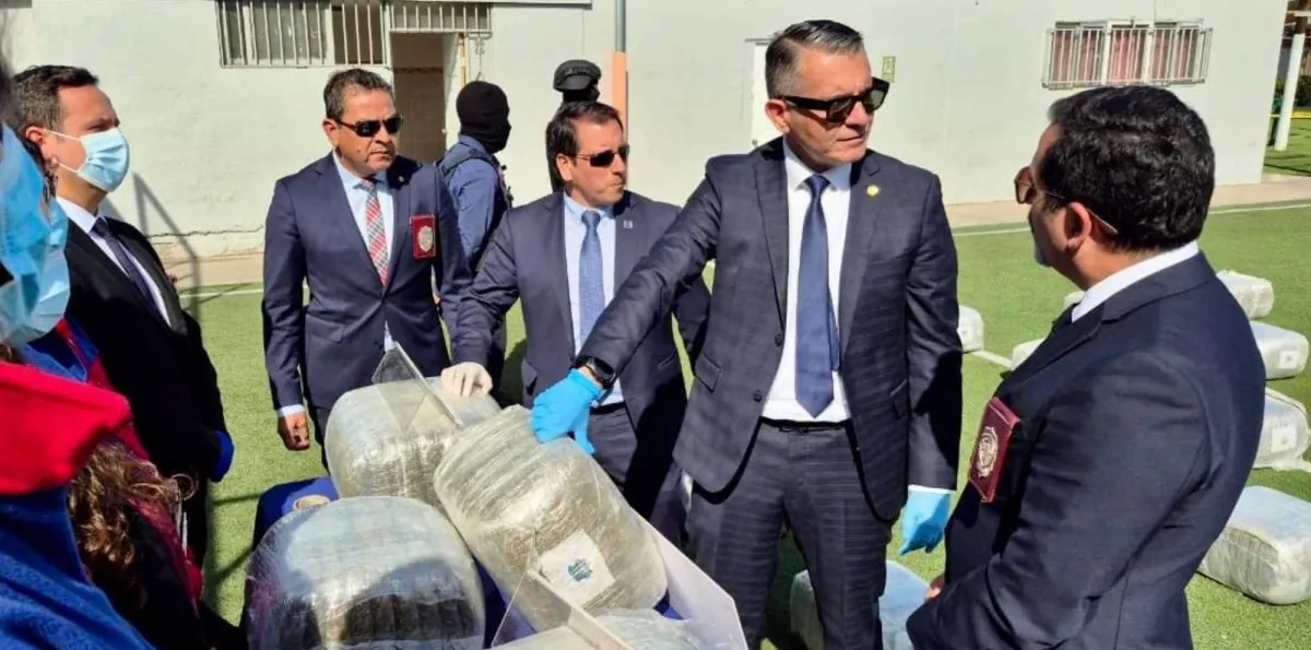 Camión cisterna que declaraba estar vacío escondía 458 kilos de cannabis: Conductor quedó en prisión preventiva