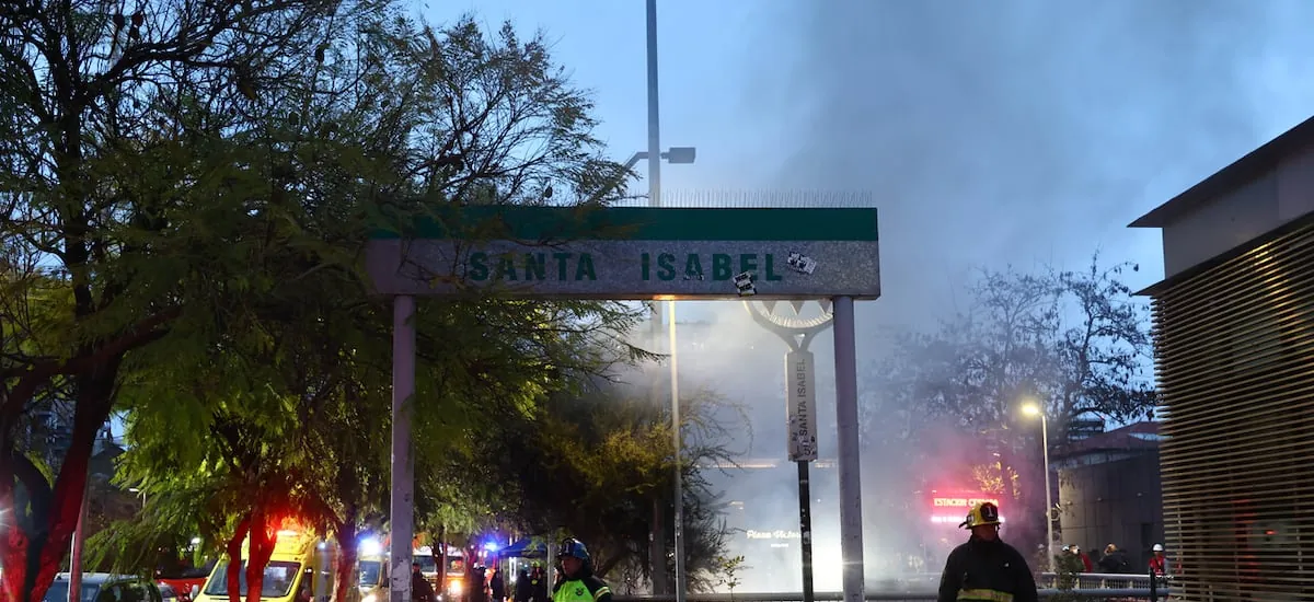 Incendio consumió un vagón del Metro: emergencia dejó diez afectados por humo y obligó a evacuar seis estaciones de la Línea 5