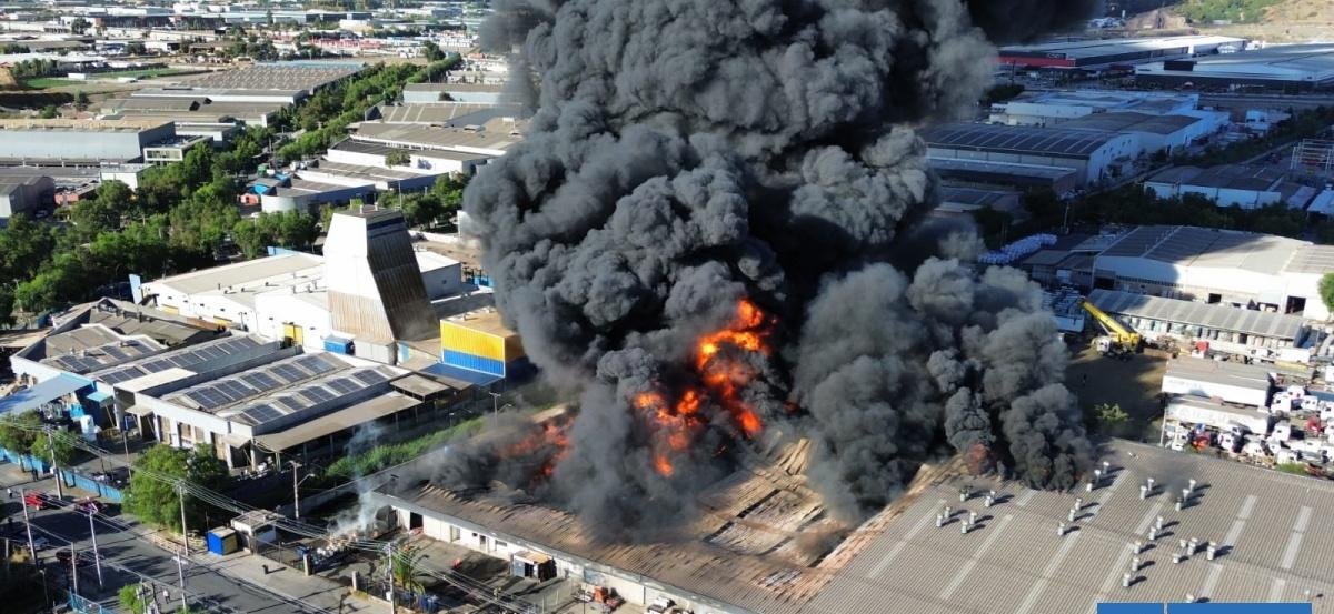 Gran incendio en Quilicura destruyó 10 bodegas: llamas se encuentran contenidas