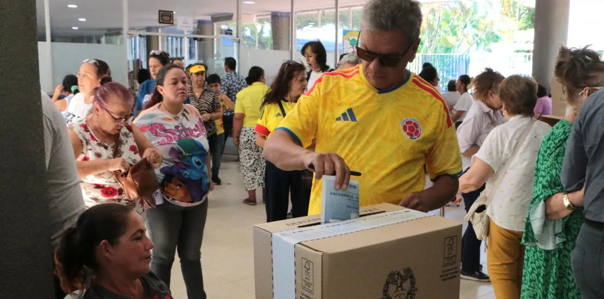 Segunda vuelta presidencial en Colombia avanza sin incidentes