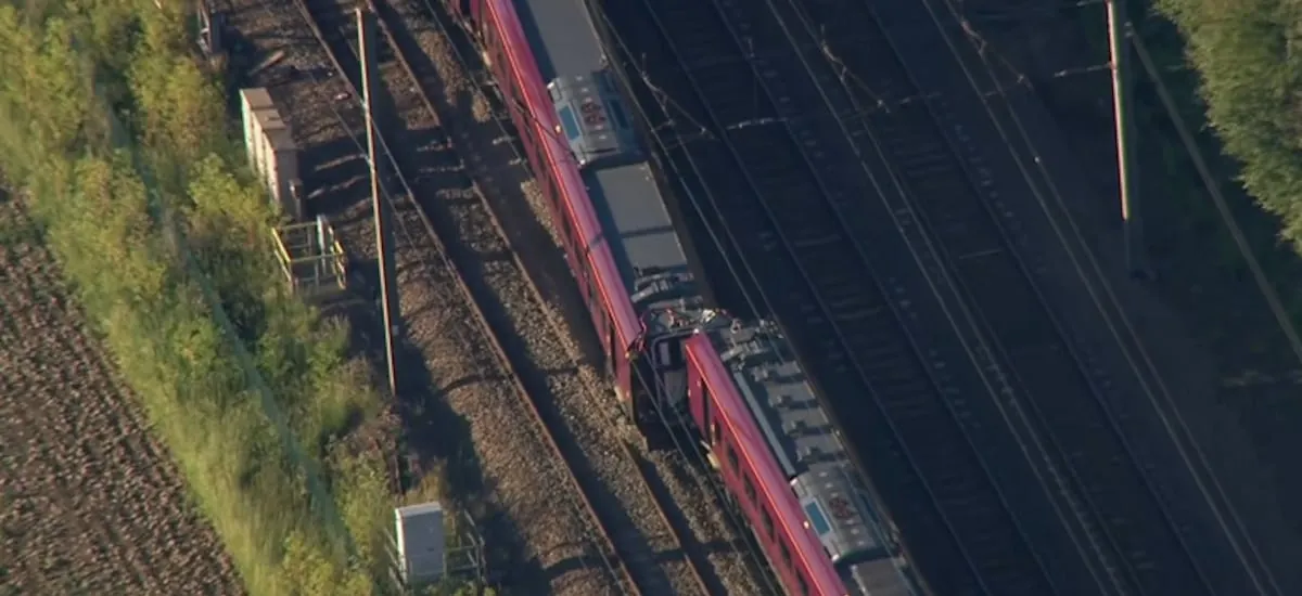 Al menos un muerto y 89 heridos tras choque de dos trenes en la localidad británica de Bedford