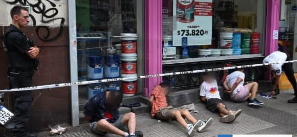 Detienen a cuatro chilenos por robar en un departamento en Buenos Aires: uno de ellos tiene 15 años