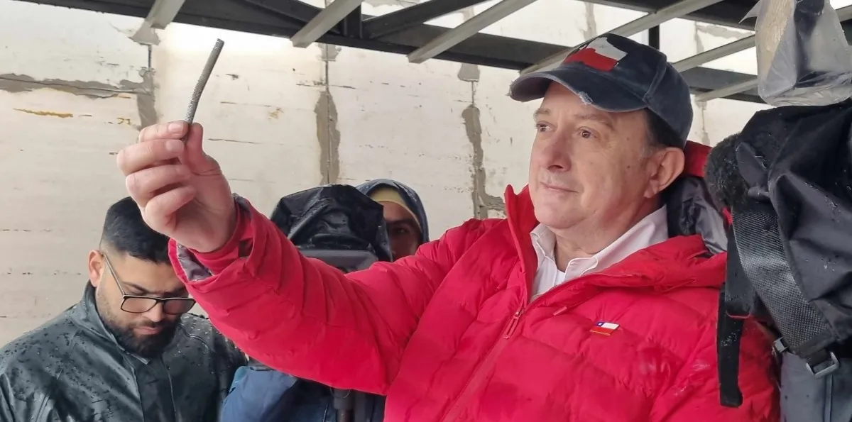 "Esto es una estafa completa": Ministro Poduje acusa fallas en viviendas tras muro que casi cae sobre guardia en El Olivar