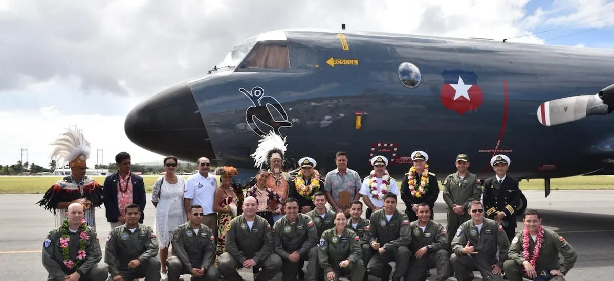Avión de la Armada recibe símbolo de Rapa Nui en ceremonia con isleños - La Tercera