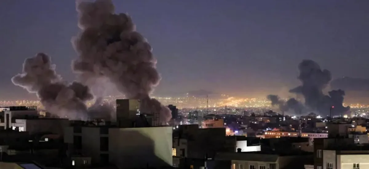 Dólar supera los $900 en Chile, pero bolsas globales moderan sus caídas en jornada de vértigo por conflicto bélico