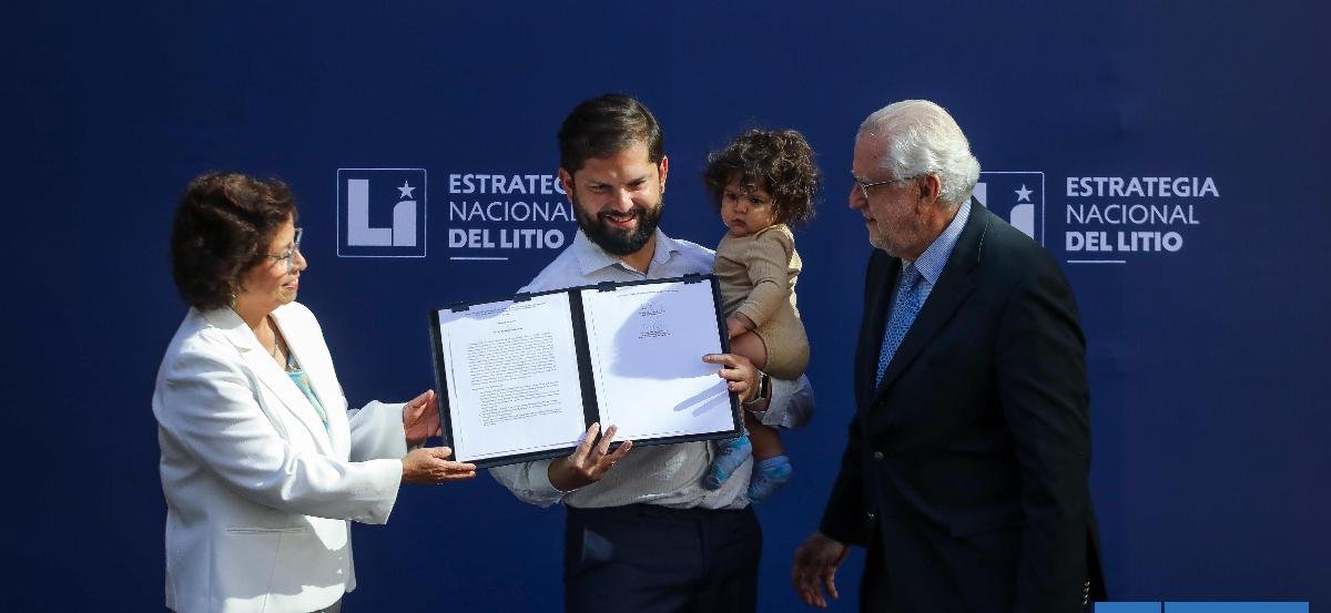 Boric defiende que con litio y minería se financian mejoras, pero "siempre cuidando el medio ambiente"