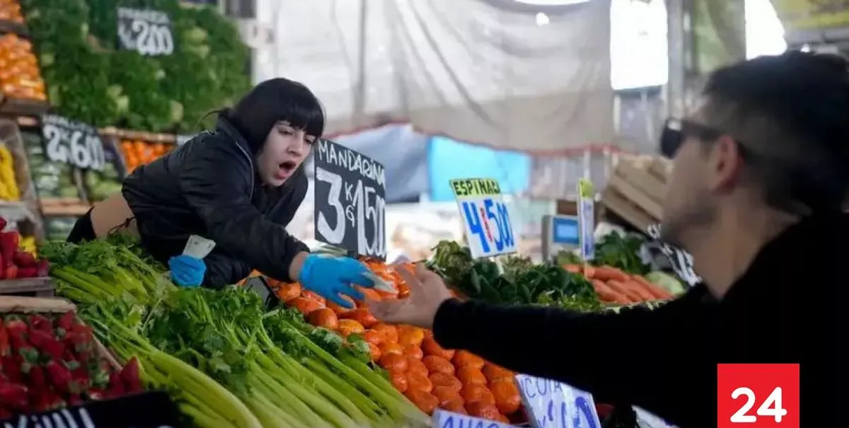 La inflación de Argentina baja por primera vez en 11 meses