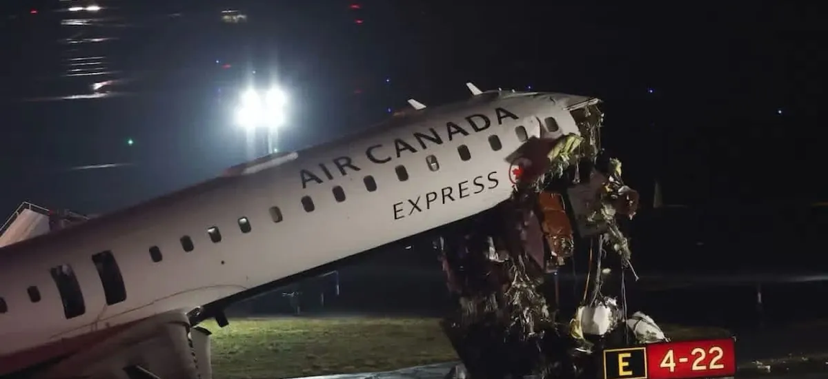 Qué se sabe del accidente aéreo en el aeropuerto LaGuardia de Nueva York que dejó dos fallecidos y decenas de heridos