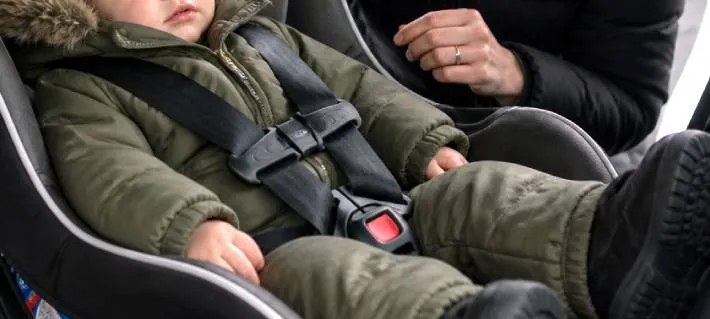 Peligro invisible: el motivo por el que los niños no deberían viajar con parka en el auto