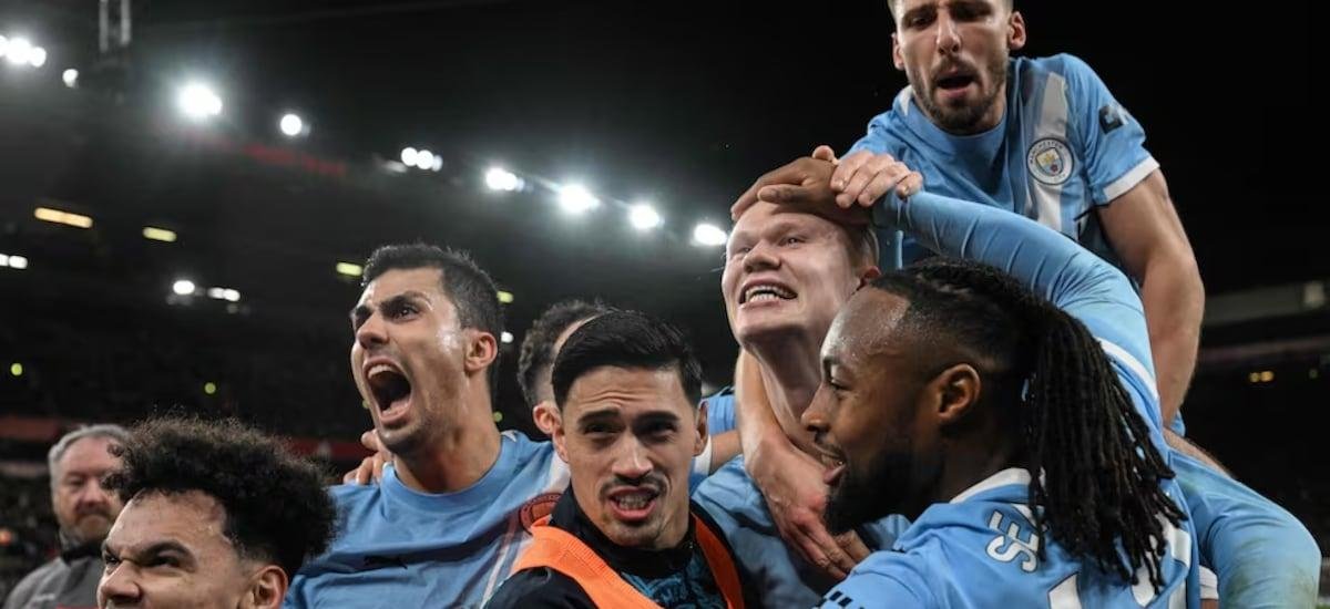 Con un polémico penal en el final: Manchester City remonta en la agonía ante Liverpool y sigue como escolta de Arsenal