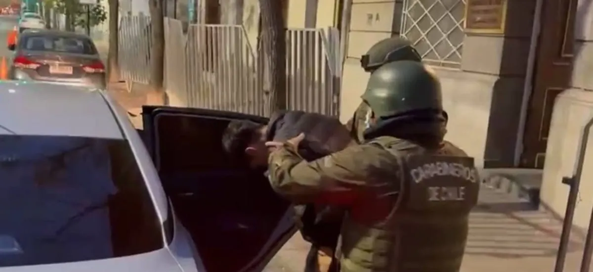 Al ver que lo estaban grabando, tomó una decisión: revelan video del cuarto de detenido por asesinato de niño de 12 años