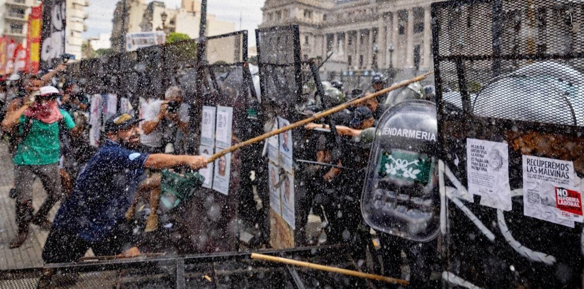 Protesta contra reforma laboral de Milei terminó en violentos enfrentamientos frente al Congreso